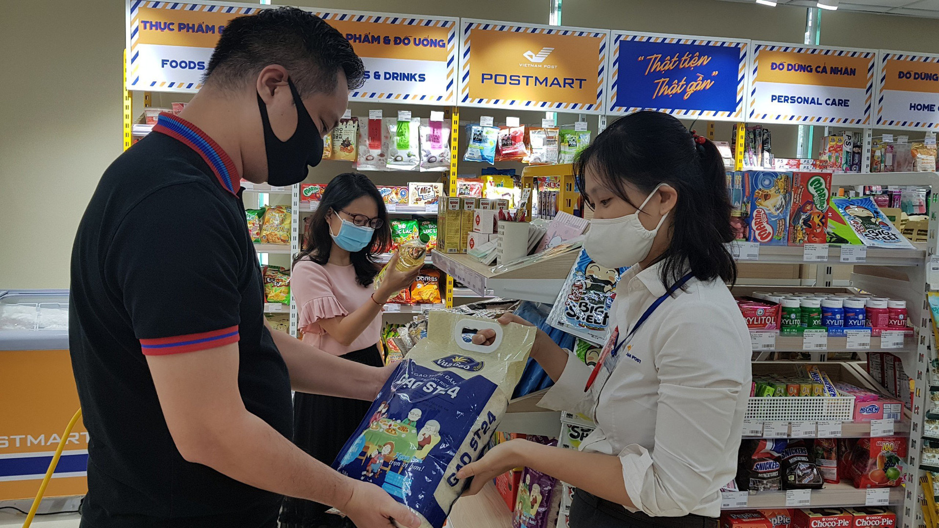 Bưu điện tăng 3 lần hàng hoá cho Hà Nội, VNPT hỗ trợ khách hàng 24/7 - Ảnh 1.