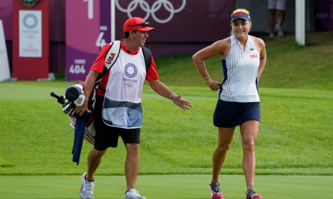 Olympic Tokyo: Caddie của Lexi Thompson phải bỏ cuộc giữa vòng vì cái nóng tại Tokyo - Ảnh 1.