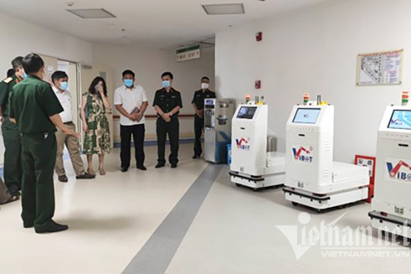 Robot Make in Vietnam vận chuyển thức ăn, đồ dùng cho bệnh nhân Covid-19 - Ảnh 2.