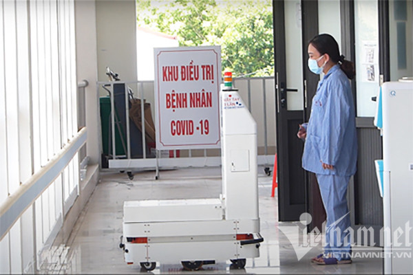 Robot Make in Vietnam vận chuyển thức ăn, đồ dùng cho bệnh nhân Covid-19 - Ảnh 3.