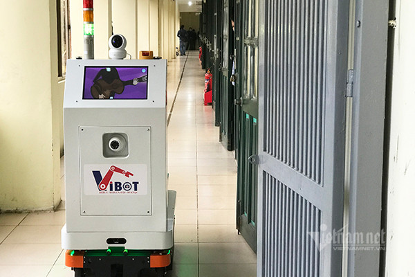 Robot Make in Vietnam vận chuyển thức ăn, đồ dùng cho bệnh nhân Covid-19 - Ảnh 1.
