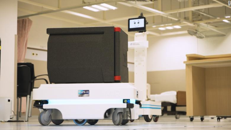 Hơn 50 robot đang làm việc tại bệnh viện công nghệ cao ở Singapore - Ảnh 1.
