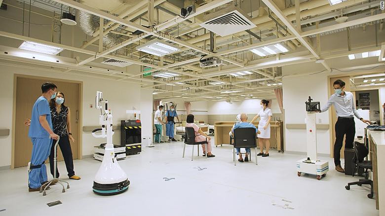Hơn 50 robot làm việc tại bệnh viện công nghệ cao ở Singapore - Ảnh 2.