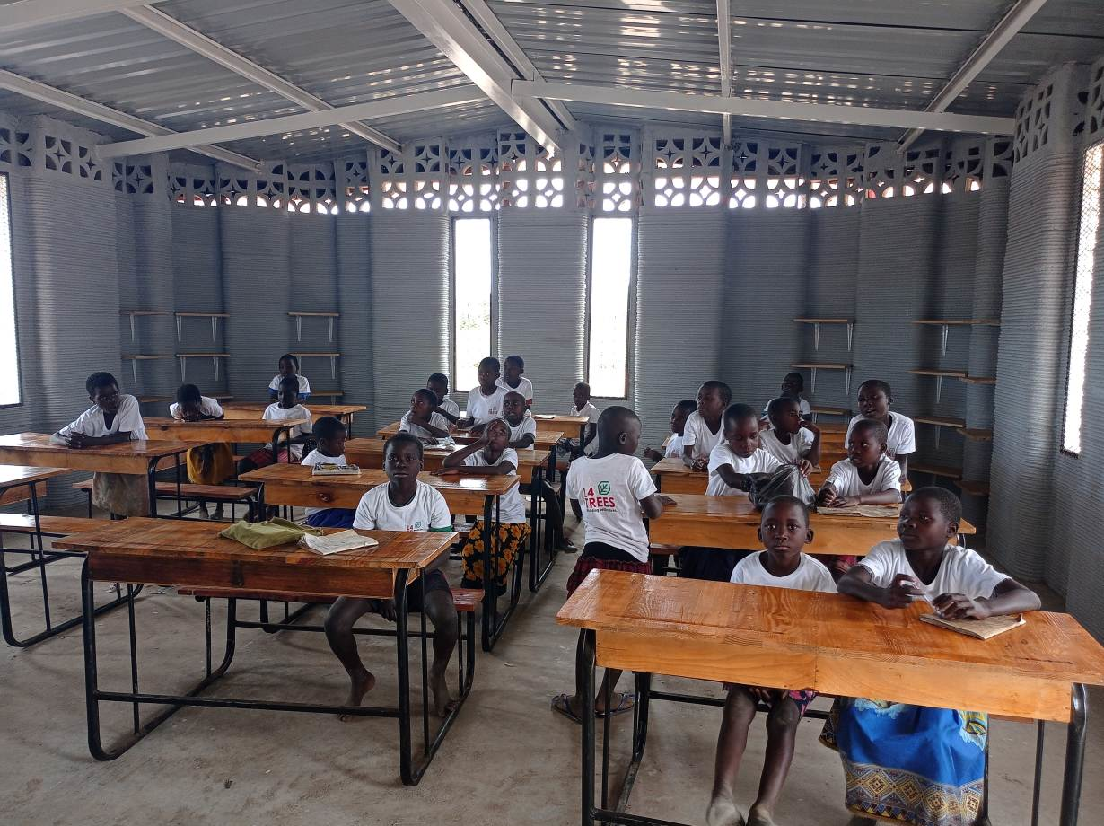 Trường học in 3D giúp giải quyết bài toán thiếu lớp học ở châu Phi - Ảnh 1.