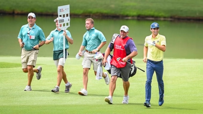 Joaquin Niemann suýt bị phạt vì đánh quá nhanh tại Tour Championship - Ảnh 1.