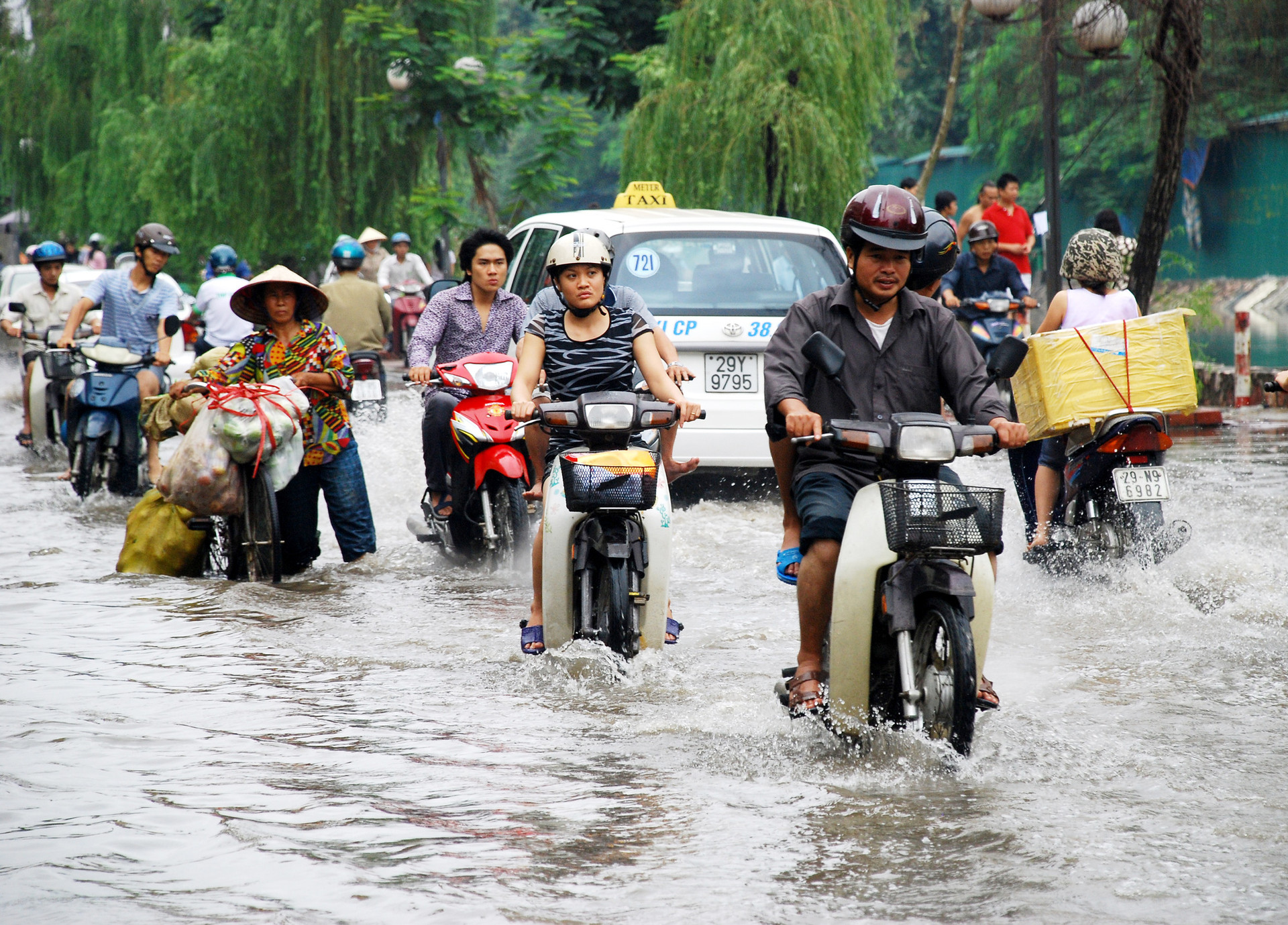 Áp thấp nhiệt đới có thể mạnh lên thành bão, di chuyển vào Thừa Thiên Huế - Bình Định - Ảnh 1.