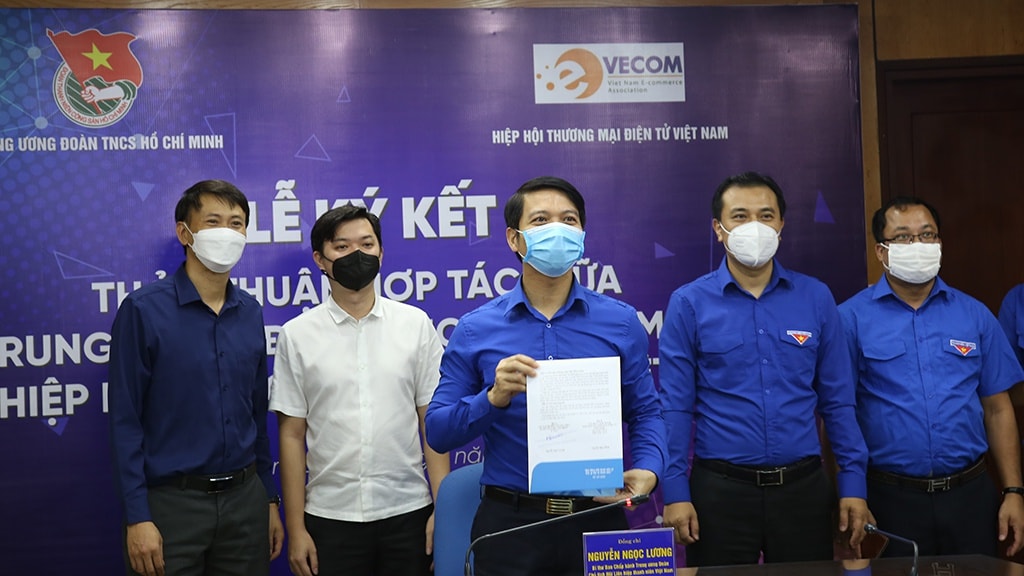 T.Ư Đoàn ký kết thỏa thuận hợp tác với Hiệp hội thương mại điện tử Việt Nam /// Đăng Hải