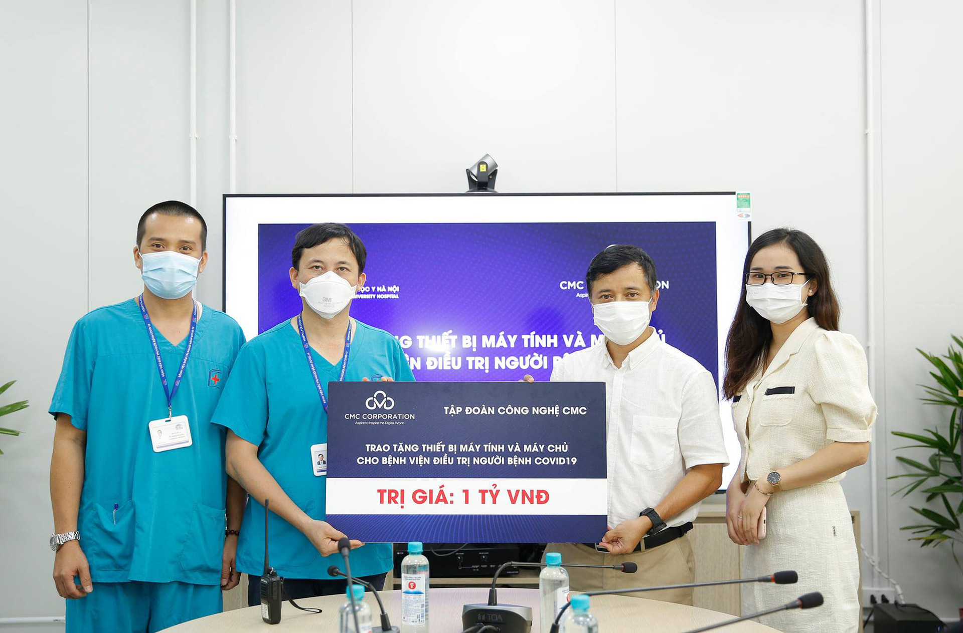 CMC tặng máy tính và máy chủ cho Bệnh viện Đại học Y Hà Nội - Ảnh 1.