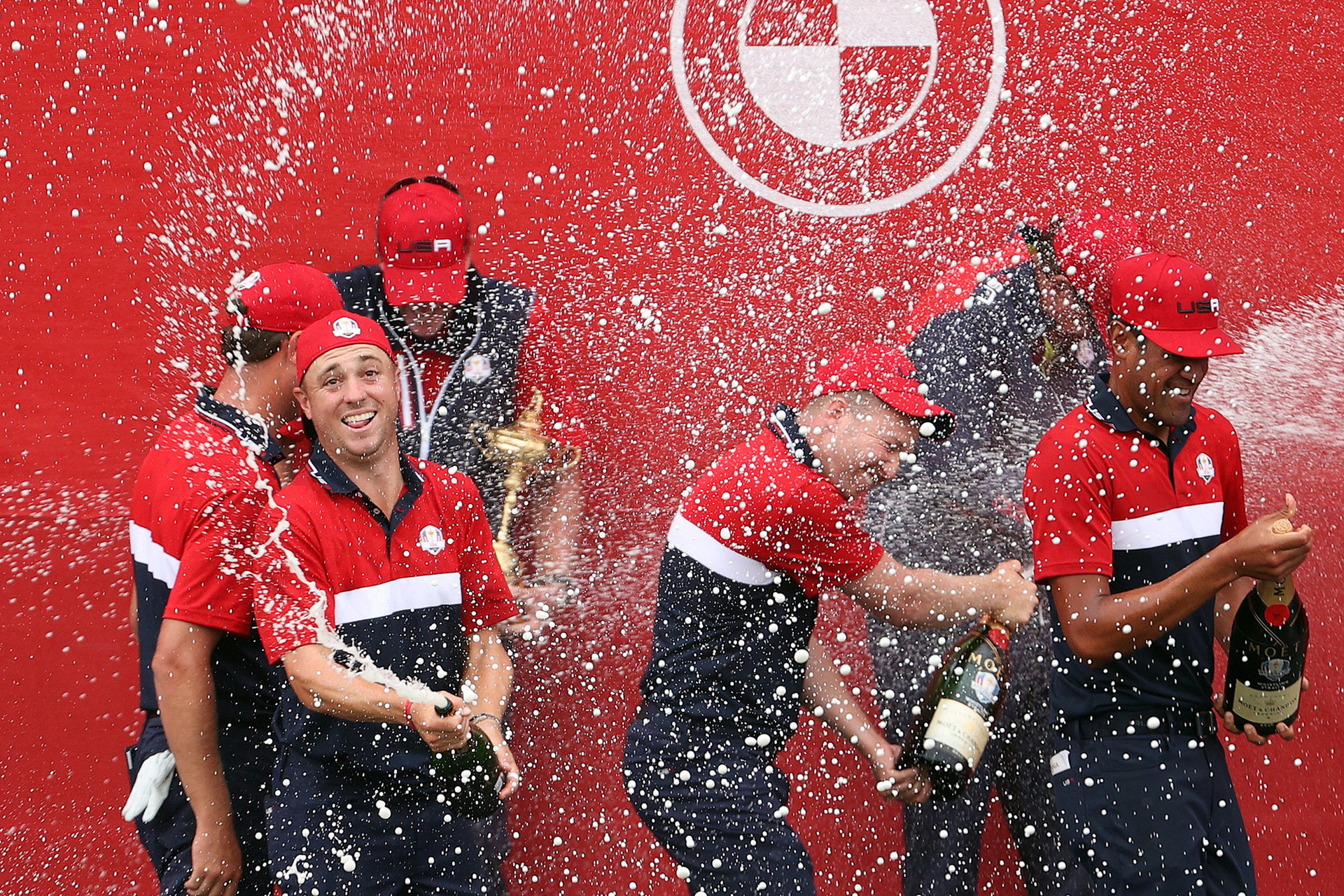 Những khoảnh khắc ăn mừng khó quên của tuyển Mỹ tại Ryder Cup - Ảnh 1.