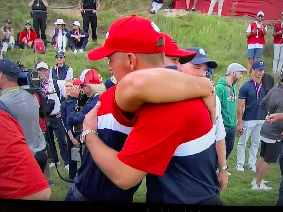 Brooks Koepka và Bryson DeChambeau ôm nhau ăn mừng chiến thắng - Ảnh 2.