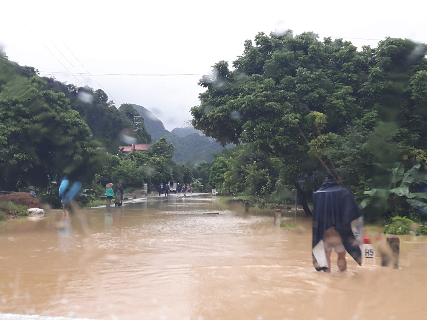 Thủ tướng yêu cầu các Bộ, ngành, địa phương chủ động triển khai công tác ứng phó với bão, mưa lũ - Ảnh 1.