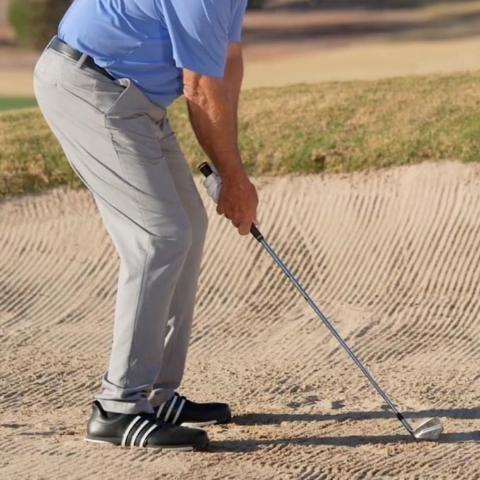 Mẹo thực hiện cú đánh trong bunker fairway - Ảnh 1.