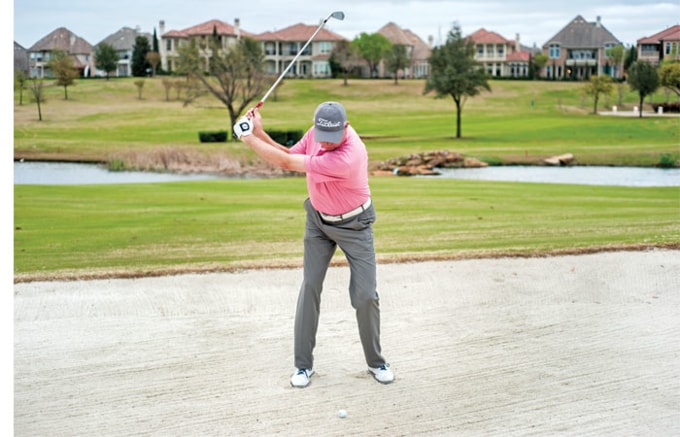 Mẹo thực hiện cú đánh trong bunker fairway - Ảnh 2.