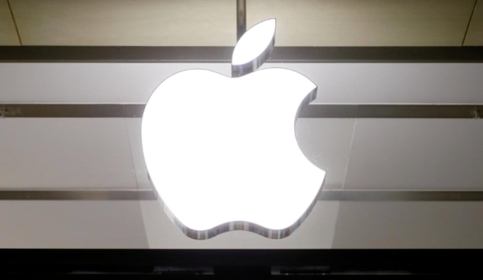 Logo Apple bên ngoài một cửa hàng của mình. Ảnh: Reuters