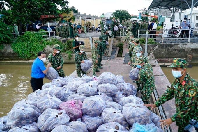 Lực lượng quân đội tỉnh Đồng Tháp mang nông sản lên tàu hải quân vận chuyển cứu trợ TP HCM, hồi tháng 8. Ảnh: Ngọc Tài