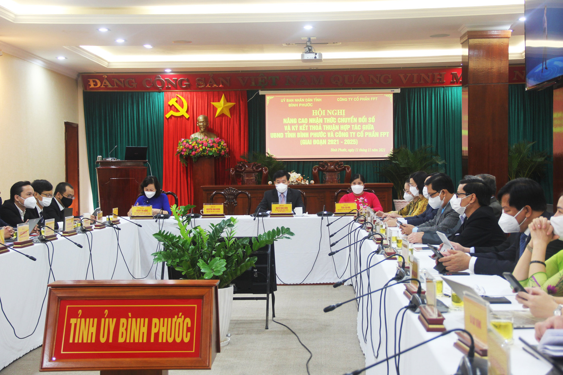 FPT ký kết thỏa thuận hợp tác thúc đẩy CĐS toàn diện cho tỉnh Bình Phước - Ảnh 1.