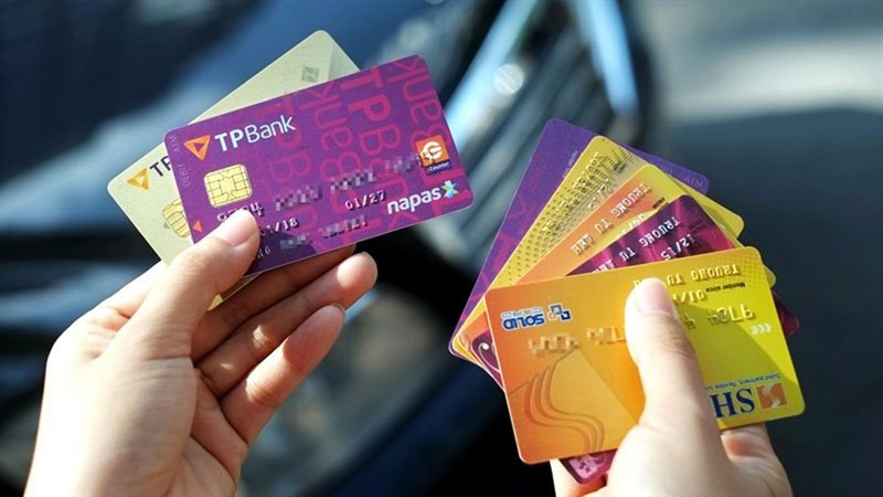 Thẻ từ ATM trước giờ chuyển đổi - Ảnh 1.