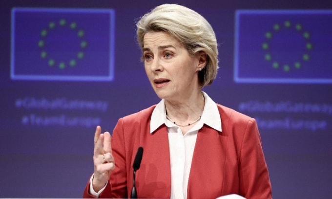 Chủ tịch Ủy ban châu Âu Ursula von der Leyen trình bày về kế hoạch Global Gateway tại trụ sở EU ở Brussels, Bỉ, hôm 1/12. Ảnh: AFP.