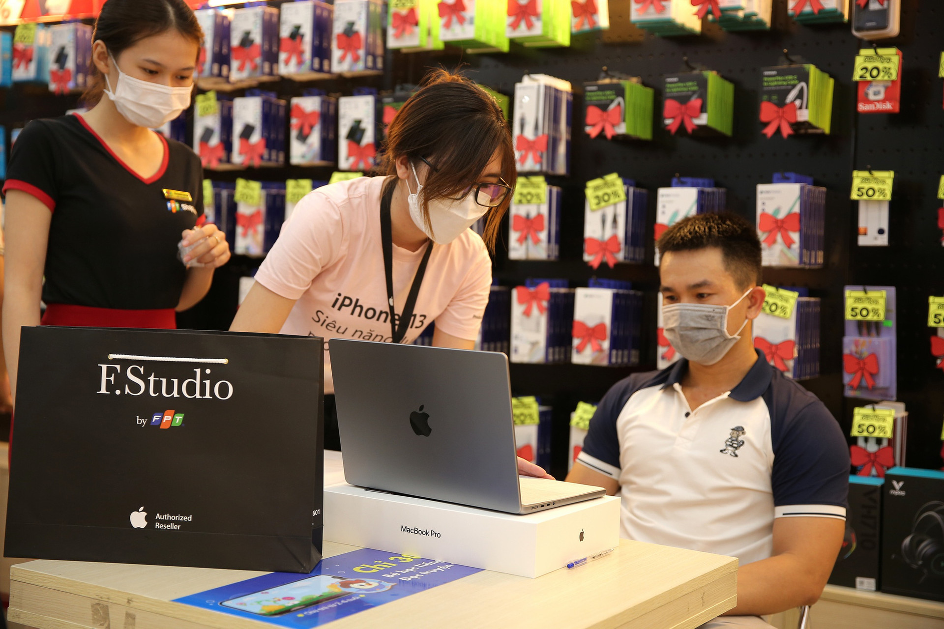 Chuỗi cửa hàng chính hãng đầu tiên mở bán Macbook Pro 2021 - Ảnh 1.
