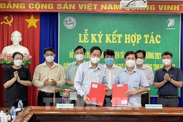 Cần Thơ và Hậu Giang ký kết hỗ trợ ứng dụng thương mại điện tử