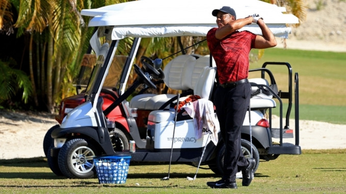 Nhìn lại hành trình trở lại của Tiger Woods sau tai nạn xe hơi - Ảnh 1.