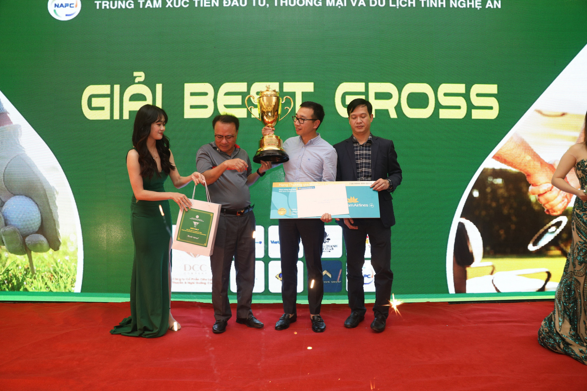 Golfer Nguyễn Trung Đức vô địch giải golf Nghệ An kết nối đầu tư 2021 - Ảnh 1.