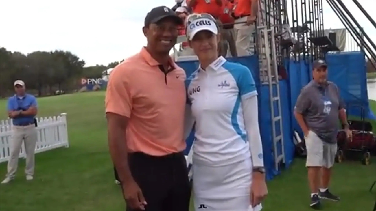 Golfer nữ số 1 thế giới Nelly Korda bẽn lẽn xin chụp ảnh cùng Tiger Woods - Ảnh 1.