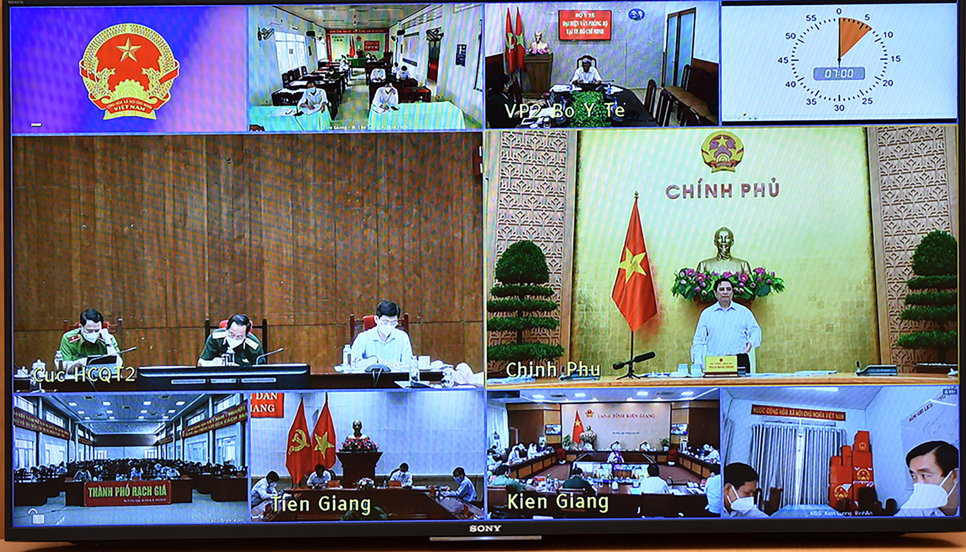 Phòng chống dịch không khoảng cách - Những cuộc họp online từ văn phòng Thủ tướng - Ảnh 3.