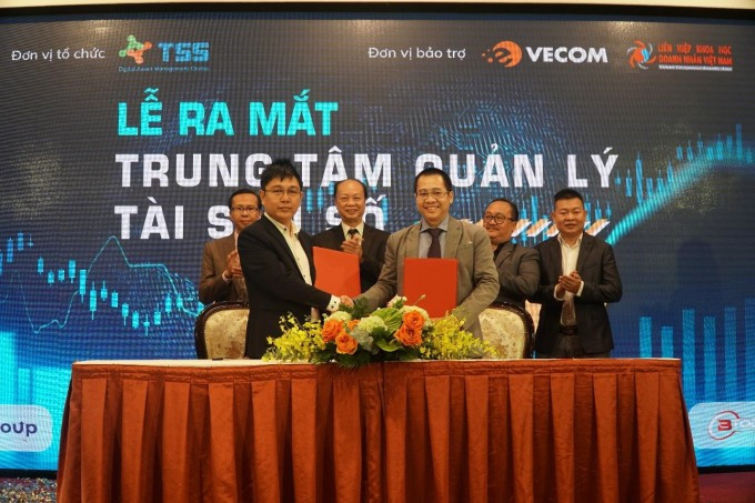 TSS ký kết hợp tác chiến lược với Chi hội Blockchain Việt Nam VBC, Liên minh chuyển đổi số DTS và Liên minh Blockchain bền vững BAS. Ảnh: TSS