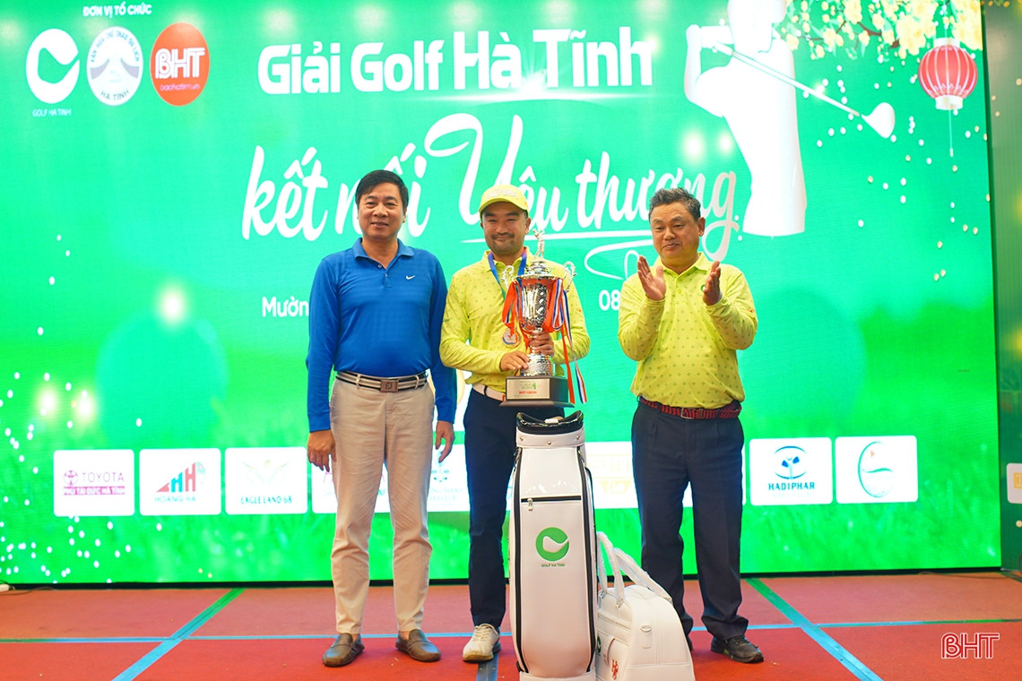 Hội golf Hà Tĩnh huy động được 900 triệu đồng tặng quà tết cho người nghèo - Ảnh 2.