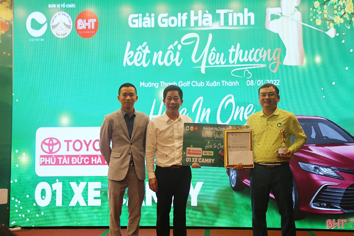 Hội golf Hà Tĩnh huy động được 900 triệu đồng tặng quà tết cho người nghèo - Ảnh 1.