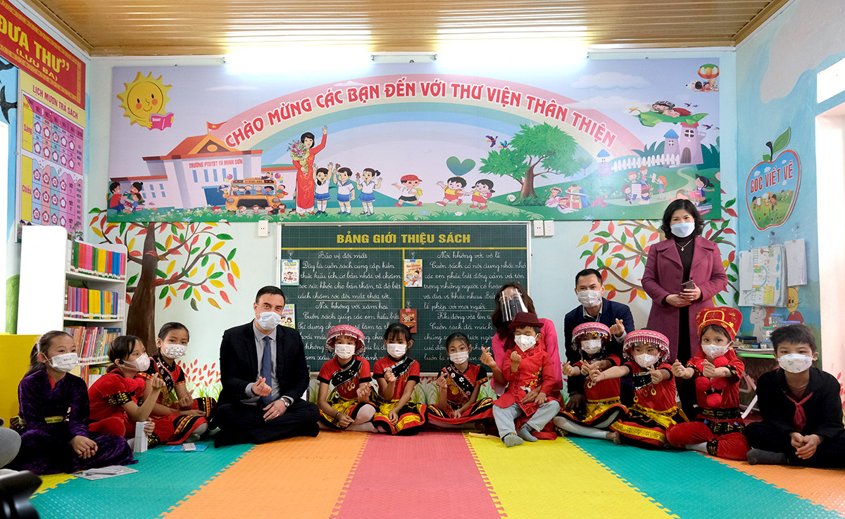 Đại sứ quán Israel trao tặng thư viện thân thiện cho học sinh tiểu học Hà Giang - Ảnh 2.