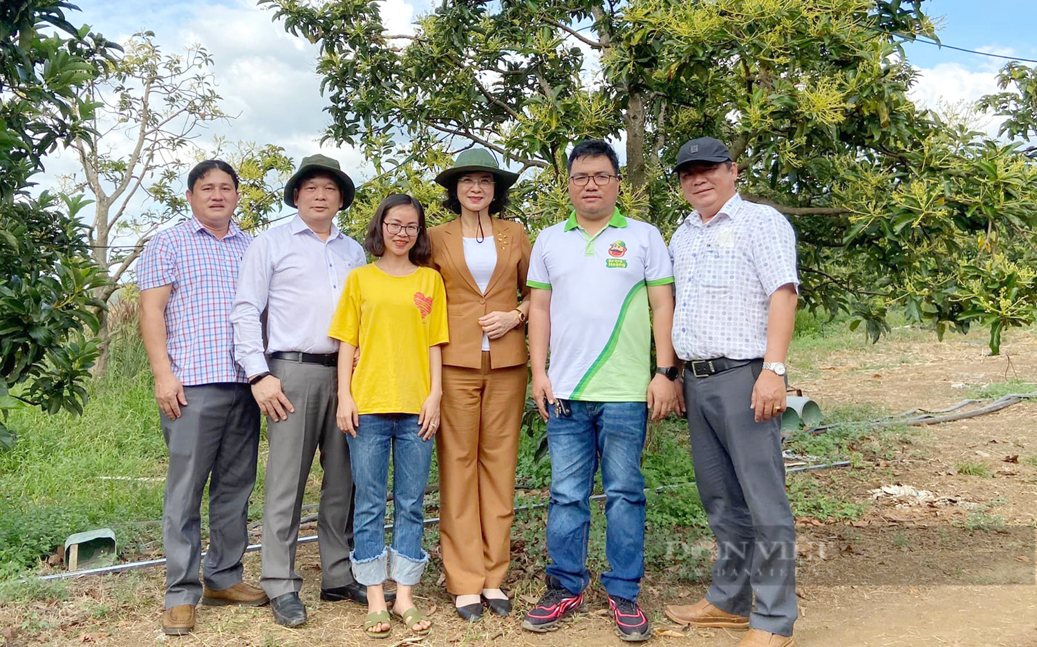 Hiện tại, vườn bơ đang mùa trổ hoa. Trong ảnh, bà Trần Tuyết Minh - Phó Chủ tịch UBND tỉnh Bình Phước (thứ 4, từ trái sang) trong một lần ghé thăm nông trang Thiên Nông. Ảnh: NVCC