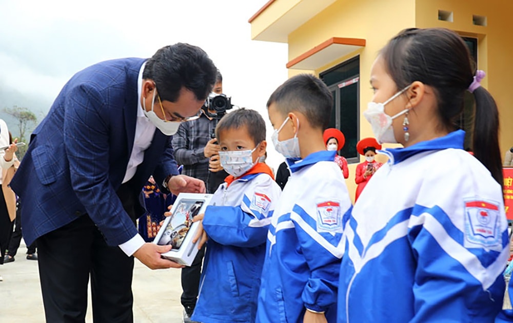 Thái Nguyên tặng máy tính bảng làm 'quà tết' cho học sinh nghèo