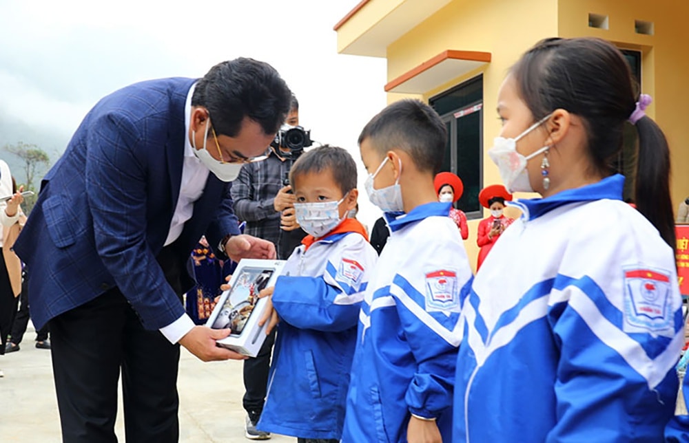 Thái Nguyên tặng máy tính bảng làm 'quà tết' cho học sinh nghèo - ảnh 1