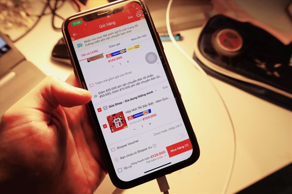 Nhiều người dân chuộng mua sắm Tết qua sàn thương mại điện tử. Ảnh: Nguyễn Thúy.