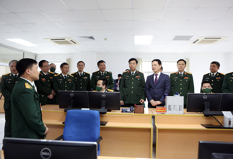 Bộ trưởng Nguyễn Mạnh Hùng thăm và chúc Tết một số đơn vị - Ảnh 1.
