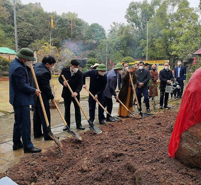 Chủ tịch UBND tỉnh dâng hương và trồng cây tại chùa Am Vãi - Ảnh 2.