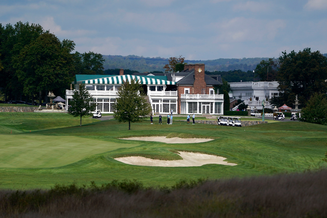 Sân golf của cựu Tổng thống Mỹ Donald Trump đang được làm việc để tổ chức giải của Super Golf League - Ảnh 2.