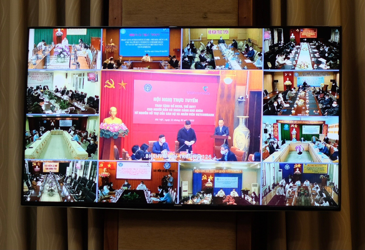 BHXH Việt Nam phối hợp với Ngân hàng TMCP Ngoại thương Việt Nam trao tặng hơn 12 nghìn sổ BHXH, thẻ BHYT cho người dân có hoàn cảnh khó khăn - Ảnh 1.