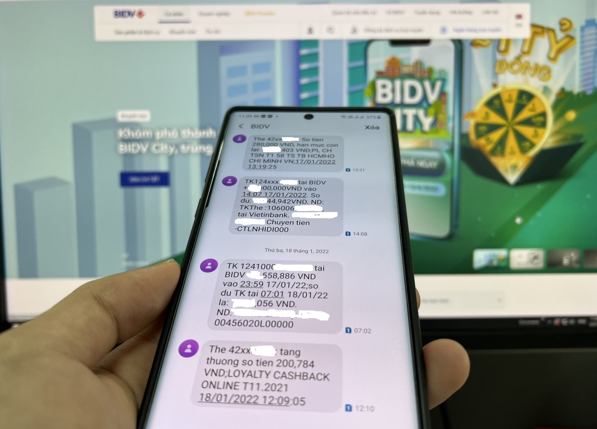 Ngân hàng than bù lỗ SMS Banking, nhà mạng khẳng định không tăng cước