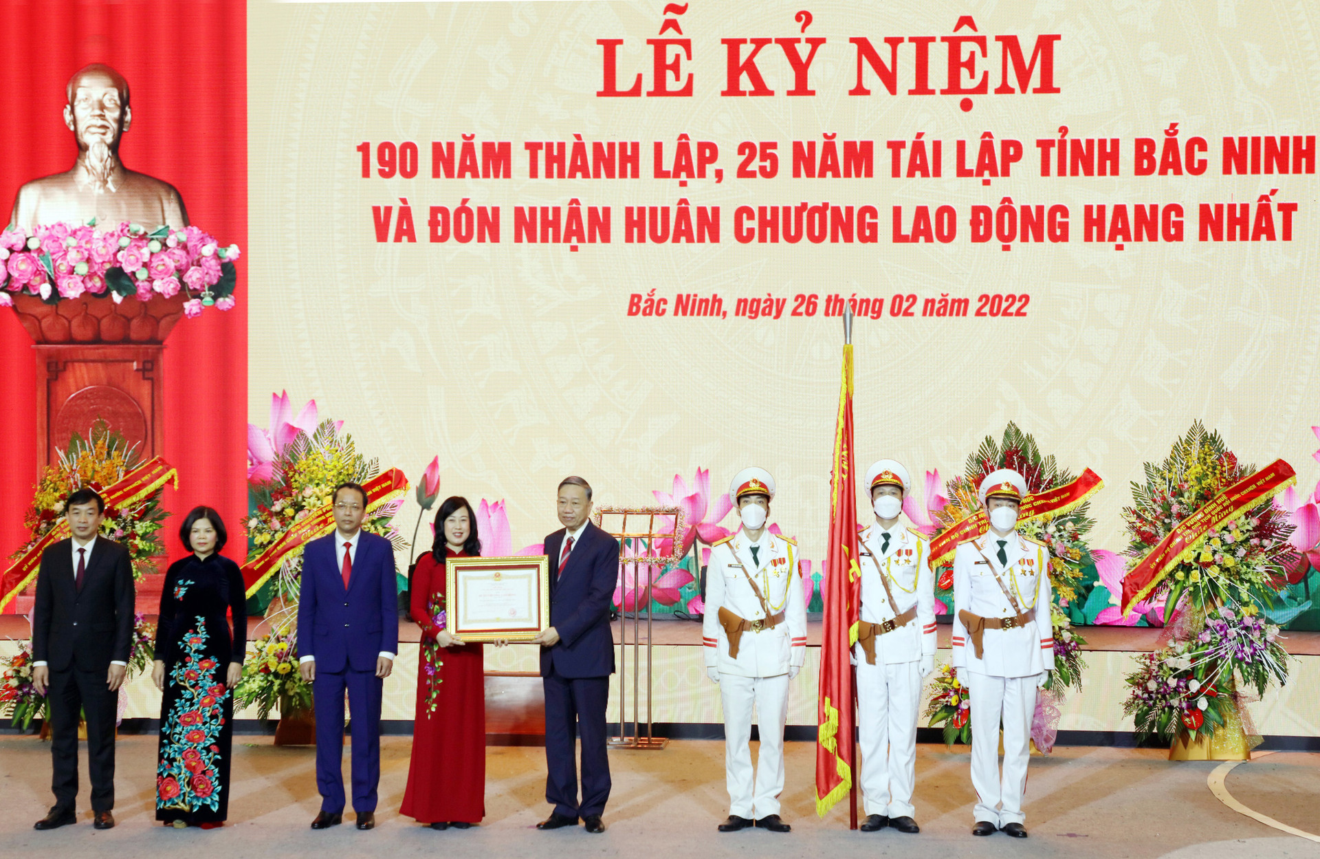 Bắc Ninh kỷ niệm 190 năm thành lập, 25 năm tái lập tỉnh và hân hoan đón nhận Huân chương Lao động hạng Nhất - Ảnh 3.