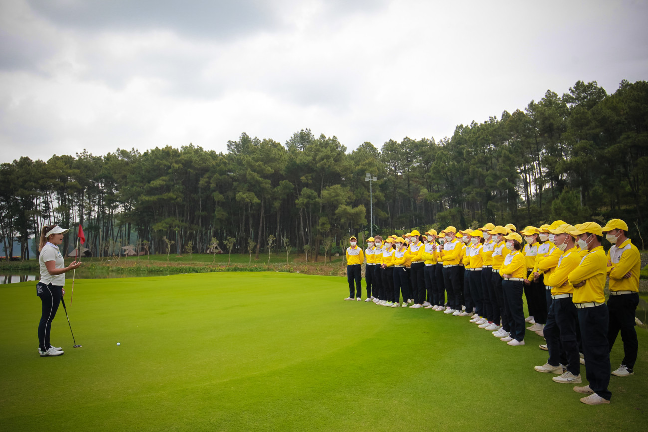 Nhà vô địch Nguyễn Thảo My chia sẻ kiến thức golf với caddie sân Tràng An - Ảnh 2.
