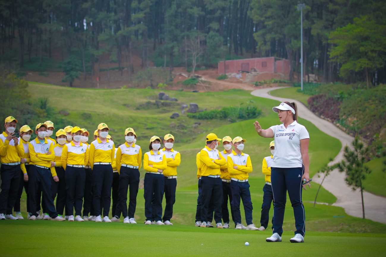 Nhà vô địch Nguyễn Thảo My chia sẻ kiến thức golf với caddie sân Tràng An - Ảnh 3.