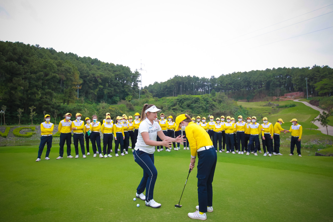 Nhà vô địch Nguyễn Thảo My chia sẻ kiến thức golf với caddie sân Tràng An - Ảnh 4.