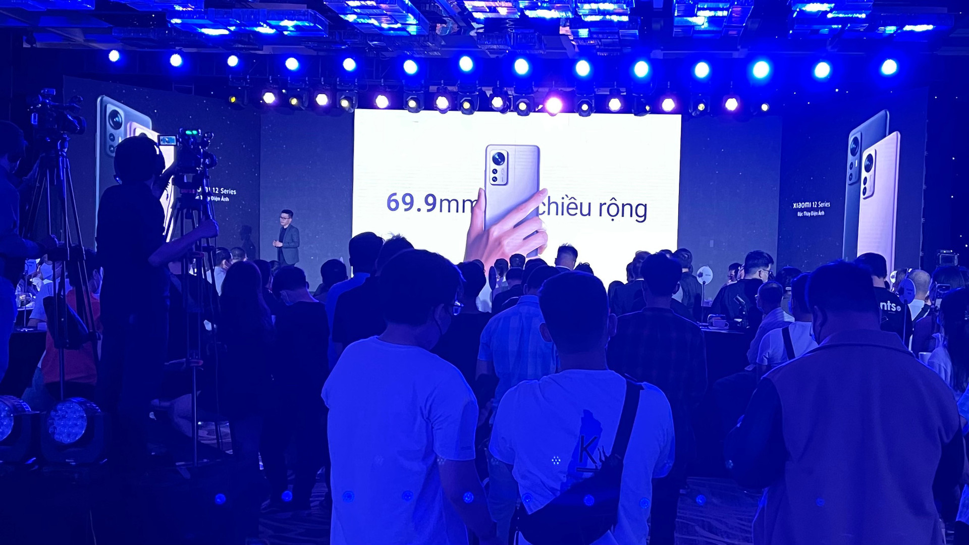 Giá bán tại Việt Nam của  Xiaomi 12 Pro và Xiaomi 12 - Ảnh 1.
