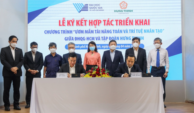 Đại diện Đại học Quốc gia TP HCM và Tập đoàn Hưng Thịnh ký kết hợp tác. Ảnh: Quỳnh Trần