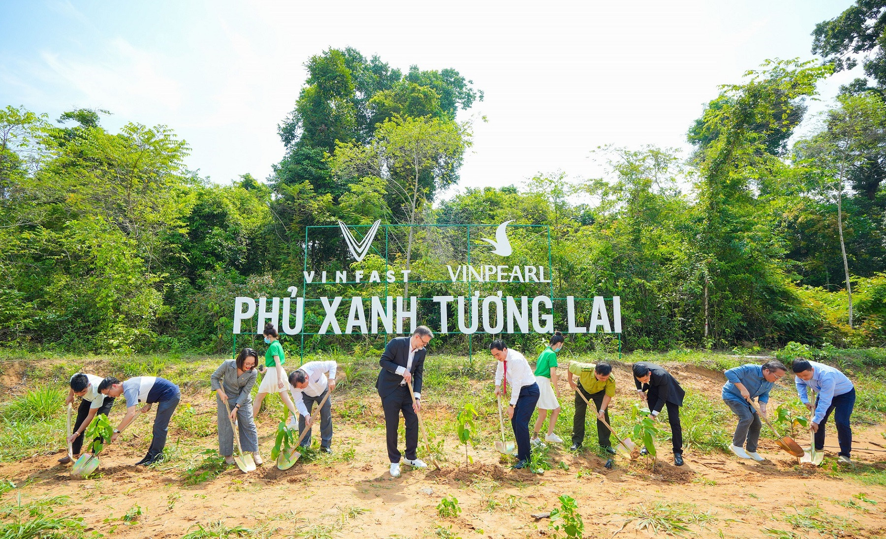 VinFast khởi động dự án trồng rừng “Phủ xanh Tương lai” - Ảnh 2.