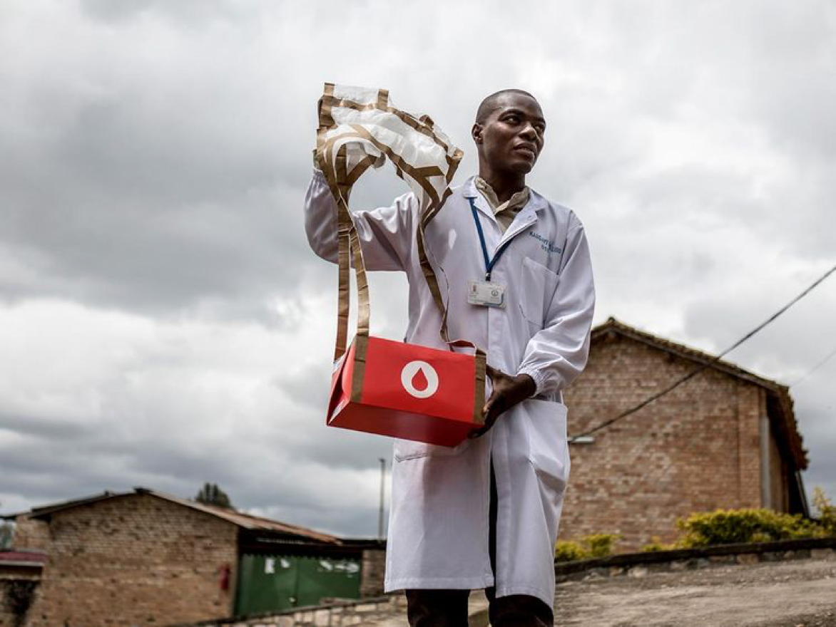 Câu chuyện vận chuyển máu bằng máy bay không người lái ở Rwanda - Ảnh 1.