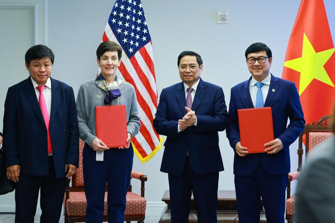 Bộ trưởng TT-TT cùng nguyên Đại sứ Mỹ Ted Osius trao thỏa thuận hợp tác công nghệ số - Ảnh 3.